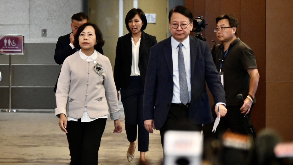 政務司司長陳國基（右）、民政及青年事務局局長麥美娟（左）回應本港接二連三發生倫常命案。盧江球攝