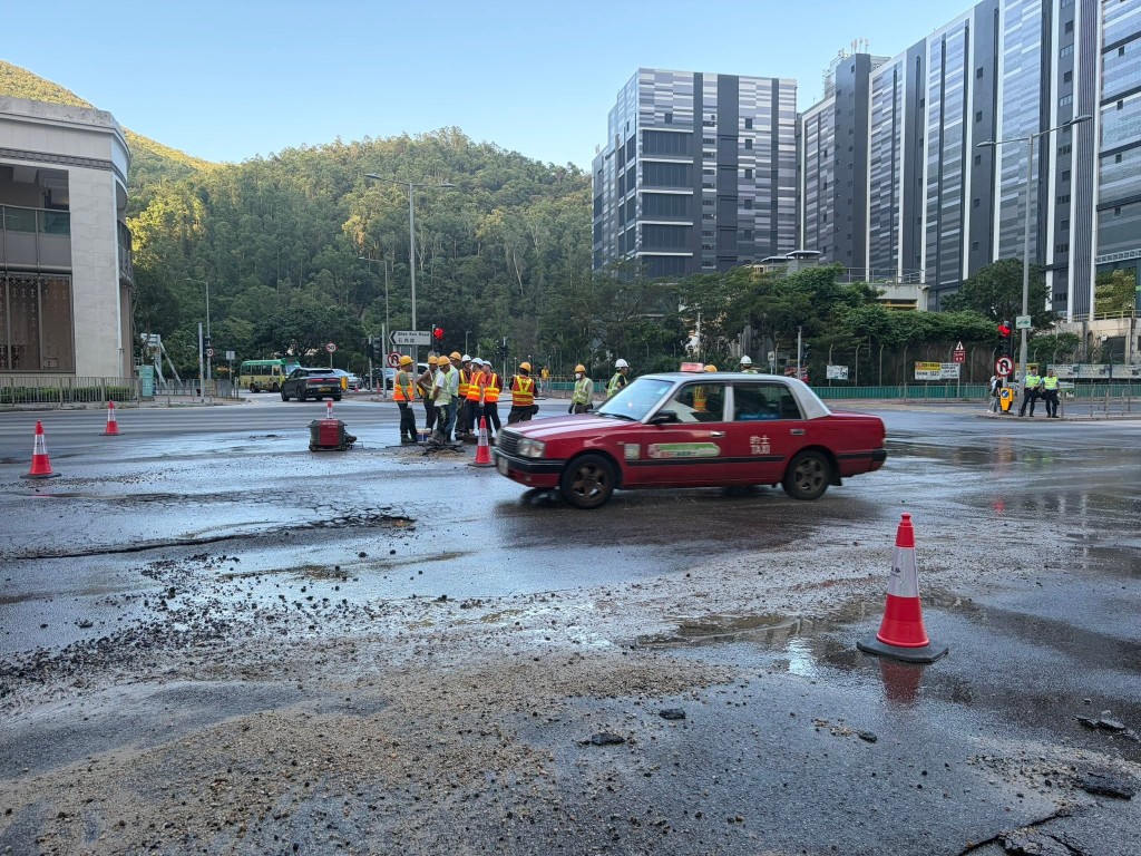 工程人員在場搶修。FB:方國珊 工程人員在場搶修。FB:方國珊