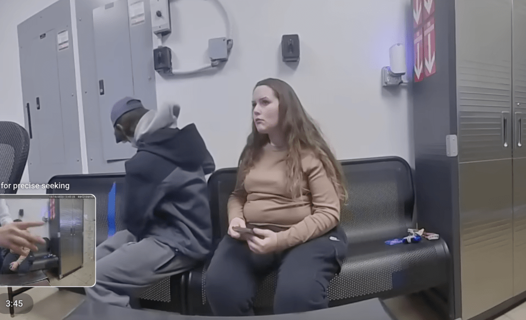 男子轉身拔出手槍。影片截圖