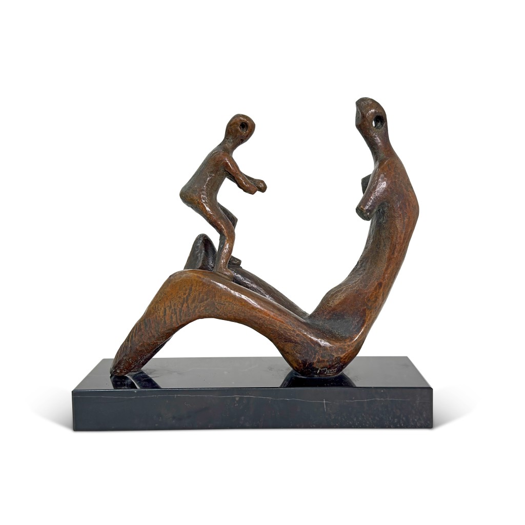 《母與子》銅雕，1956年構思，版數8/9，孩子站在母親兩膝之間，二人舉止親暱，但也有一定程度的獨立意味，或許孩子在嘗試第一次自己站起來，又或許他剛剛跌進母親的懷抱中。