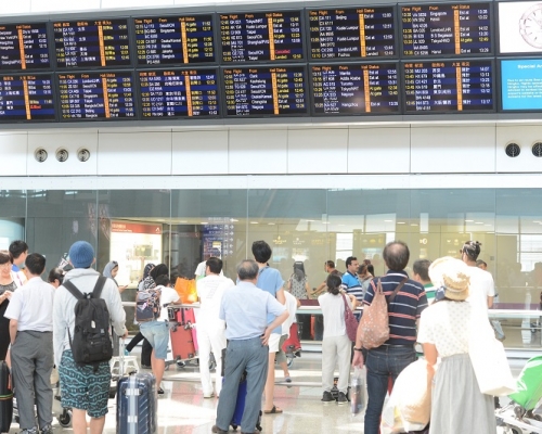 一名36歲日籍男遊客涉在機場入境大堂偷拍女子裙底被捕。資料圖片