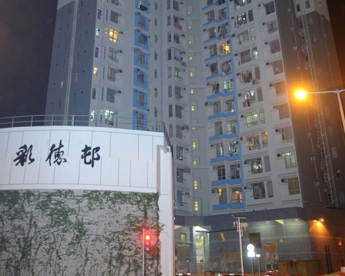 彩德邨彩敬樓有人於上址從高空墮下。資料圖片