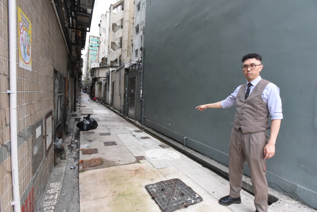 九龙城区议员杨振宇带领记者走访面粉伯伯昔日摆档地点。