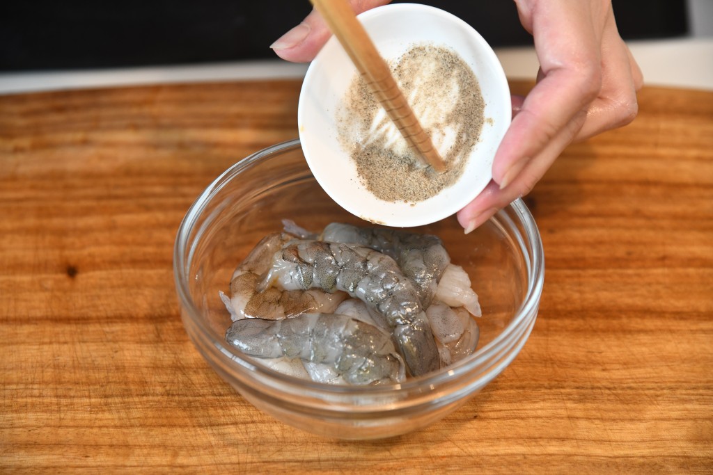 Step 2: 蝦下醃料醃十分鐘。 Marinate the shrimps for 10 minutes.