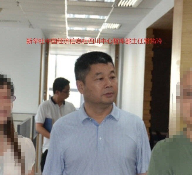 偷拍的男子為中國經濟信息社四川中心智庫部主任。網上圖片