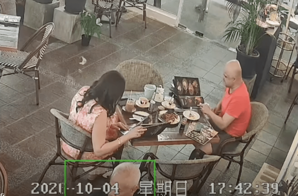 涉事男女原擬點炸雞，惟店員告知已售罄，二人遂改點炒粿條、雞蛋及飲品。fb@PaddyRow（下同）
