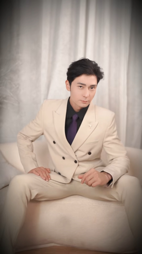 姚亦澧換上另一套西裝。 姚亦澧換上另一套西裝。