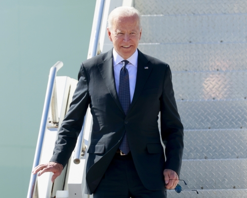 美國總統拜登抵日內瓦，將於當地周三與俄羅斯總統普京會晤。AP圖片