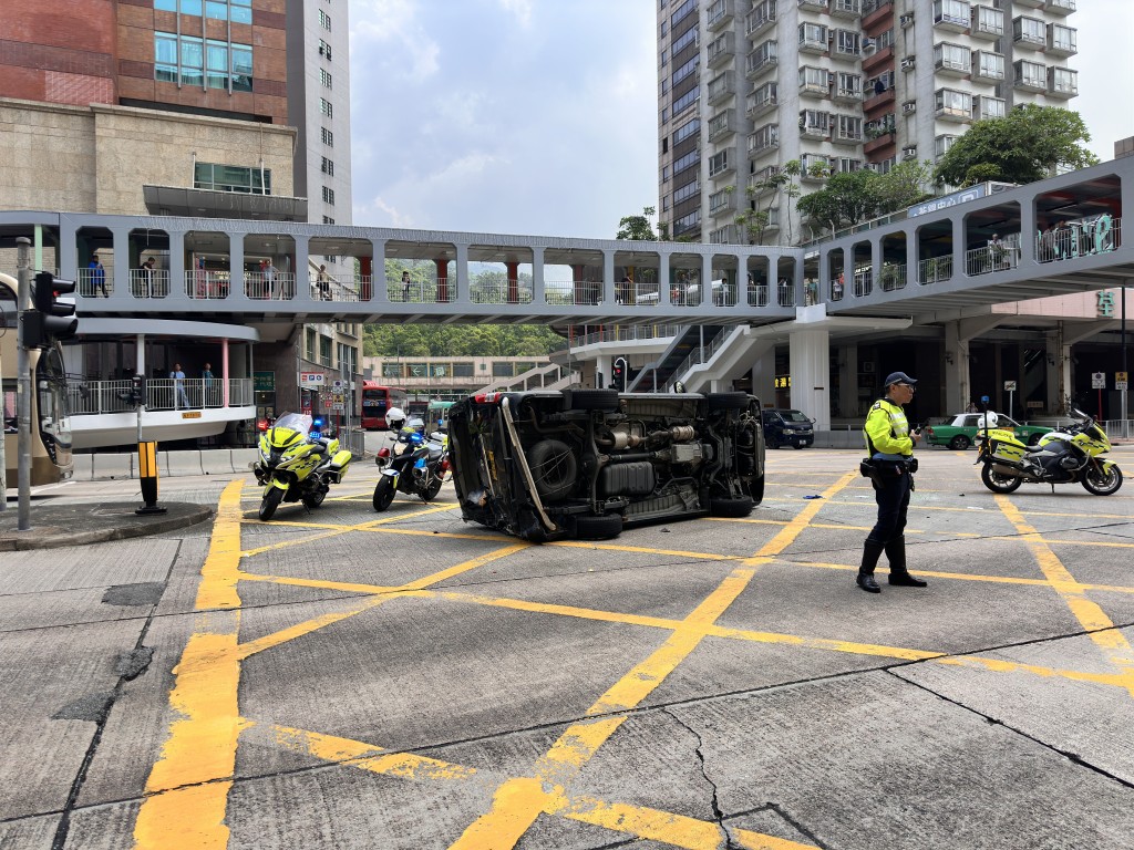 客货车撞中货后翻侧横亘路上。梁国峰摄