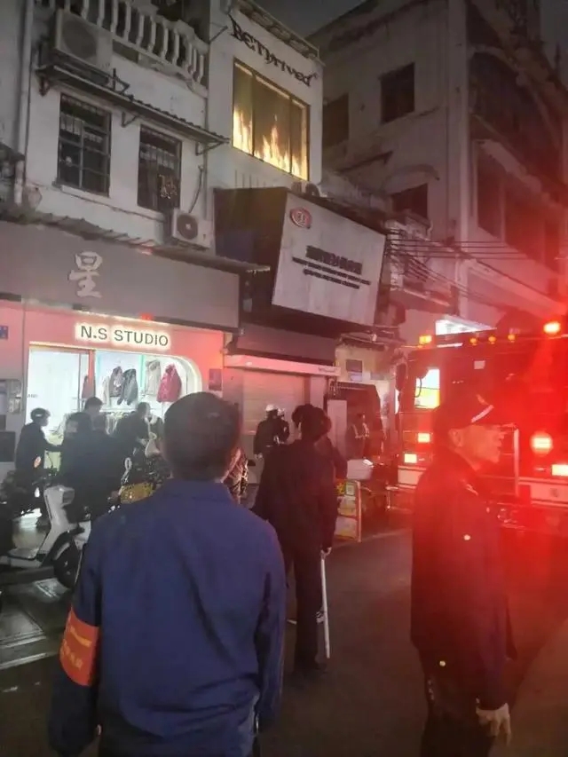 廣州商店二樓窗戶以LED大屏幕播「動態火焰」,街坊以為女災嚇到報警。 廣州商店二樓窗戶以LED大屏幕播「動態火焰」,街坊以為女災嚇到報警。