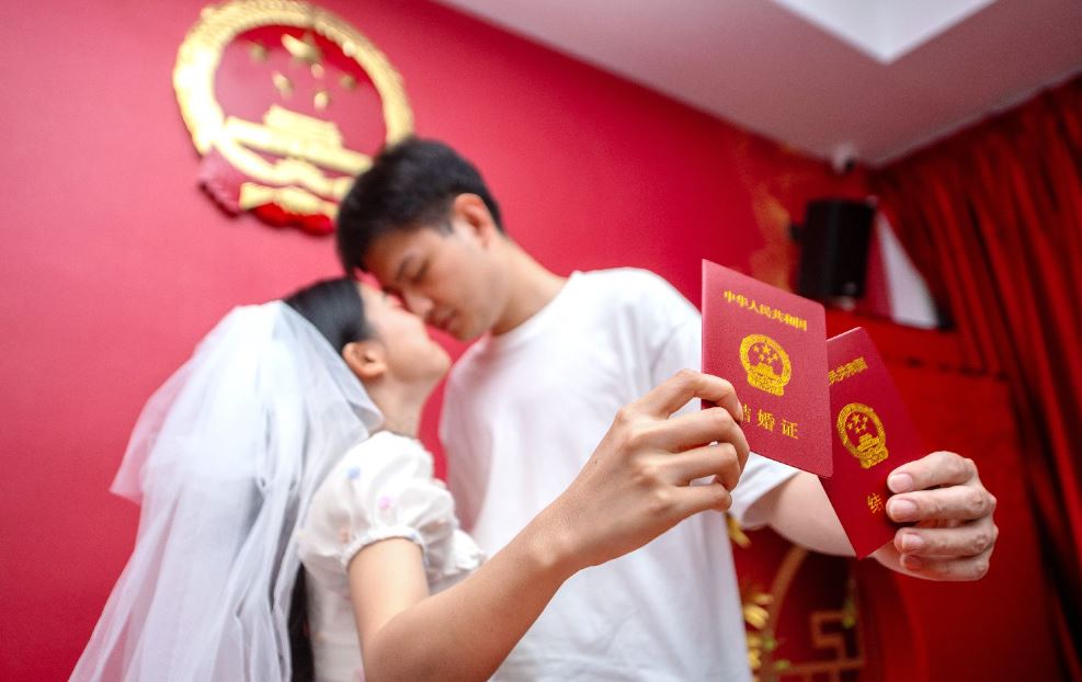 內地年輕人觀念及環境改變下，令初婚人數不斷下降。新華社