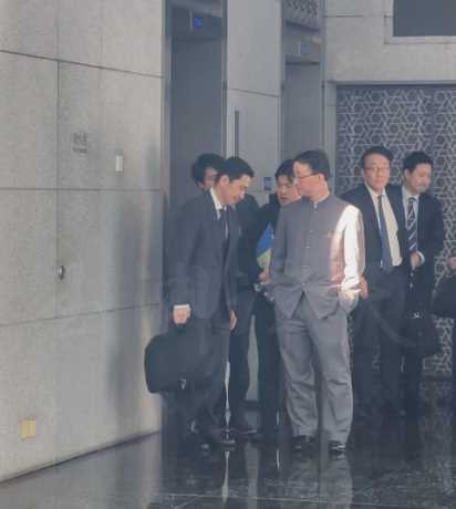 去年11月,刘劲松与日本外务省亚洲大洋洲局局长金井正彰交涉时,手插口袋、日官点头的一幕,引发关注。玉渊谭天 去年11月,刘劲松与日本外务省亚洲大洋洲局局长金井正彰交涉时,手插口袋、日官点头的一幕,引发关注。玉渊谭天