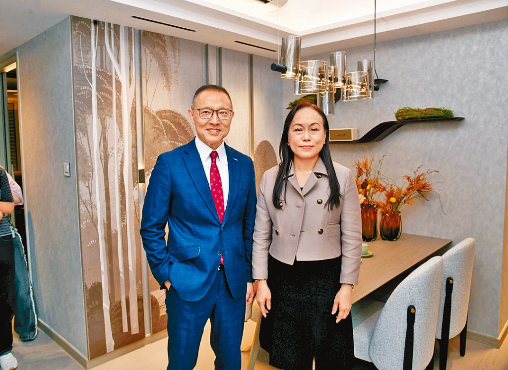 長實郭子威（左）表示，Blue Coast餘貨售價有調升空間。旁為楊桂玲。