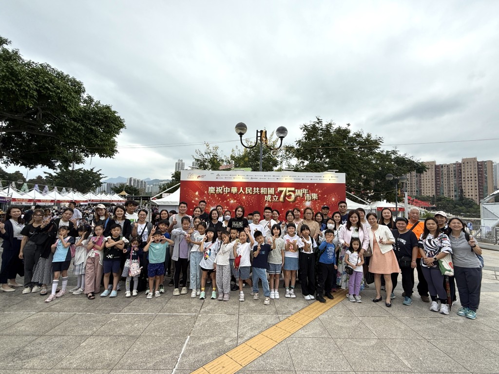 基督教香港信义会马鞍山信义学校组织活动，带领学生及家长游览市集。