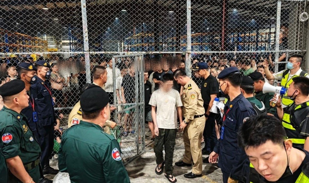 柬埔寨昨晚（7日）遣返110名涉及电骗犯罪的中国人。《柬中时报》