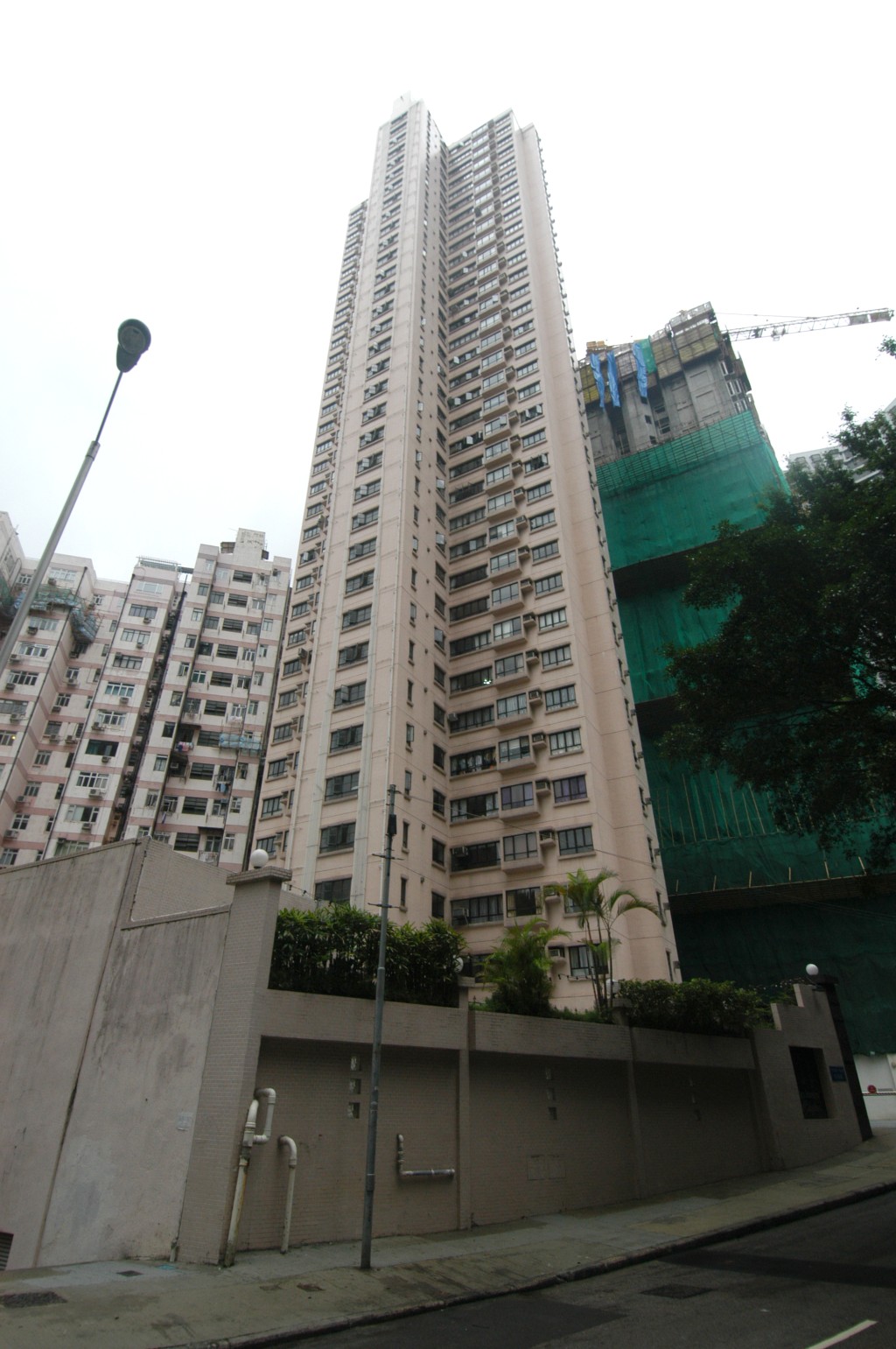 市場消息指，影帝周潤發「發哥」持有的西半山嘉景臺中層F室，面積541方呎，近期以750萬售出，呎價13863元。