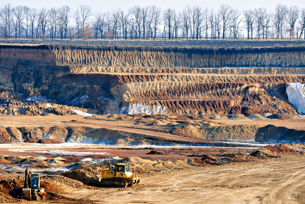 烏克蘭中部基洛沃格勒州一個位於峽谷的鈦鐵礦場。