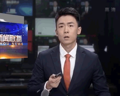 男主播發現提詞機突然失靈後,一臉不悅狂按遙控器。影片截圖