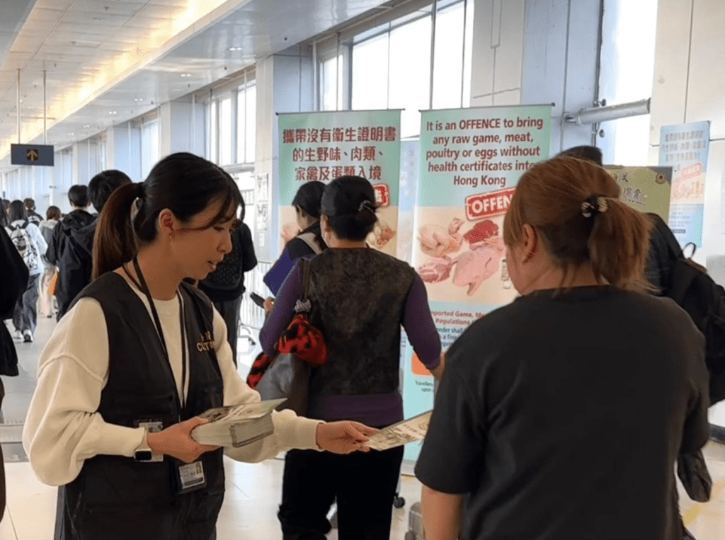農曆新年將至，香港海關聯同食環署食物安全中心於周五（13日）加強在各邊境口岸的宣傳，並向市民派發《旅客過關小錦囊》和有關進口野味、肉類、家禽及蛋類入境的管制傳單，提醒市民切勿非法攜帶受規管食物到港。