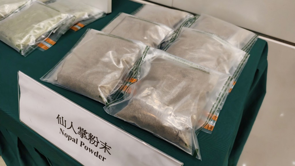 海關檢獲約2公斤懷疑冰毒,估計市值約110萬元。徐裕民攝 海關檢獲約2公斤懷疑冰毒,估計市值約110萬元。徐裕民攝