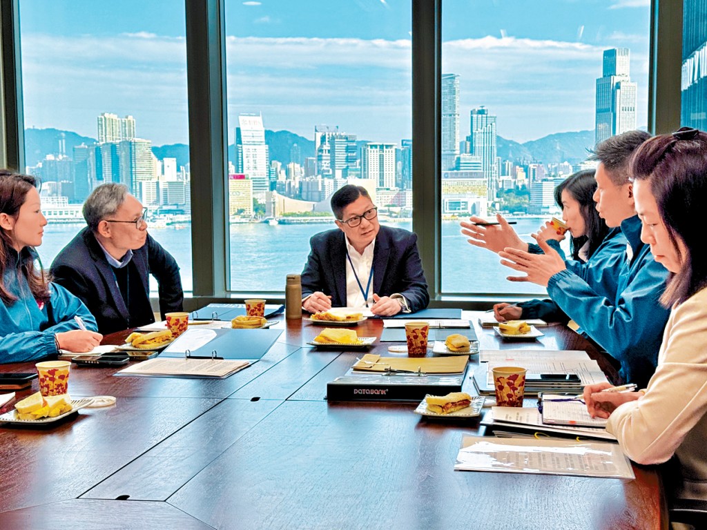 保安局局長鄧炳強對港人懷疑被誘騙到東南亞國家禁錮並從事非法工作的情況十分關注,日前與曾赴泰國跟進求助個案的專責組商討跟進行動。