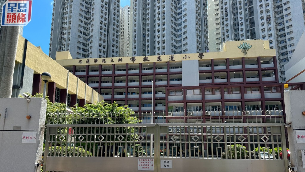 將軍澳小學課室疑電線短路燒壁佈板冒煙 300師生自行疏散。梁國峰攝