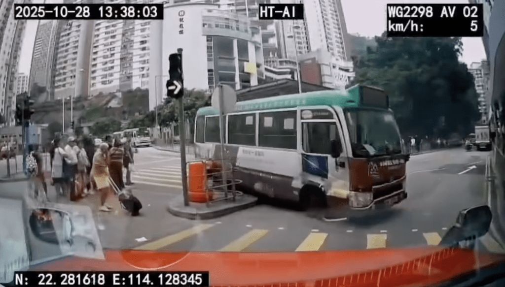 66歲姓香男司機其後離開車廂,懷疑車輛未有拉好手掣,小巴突然自行向前溜動,沿斜路直衝至科士街交界,先撞毀安全島鐵欄,再剷上行人路。 66歲姓香男司機其後離開車廂,懷疑車輛未有拉好手掣,小巴突然自行向前溜動,沿斜路直衝至科士街交界,先撞毀安全島鐵欄,再剷上行人路。