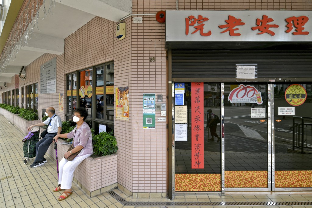 政府會向長者中心及殘疾人士地區支援中心提供一次性的20,000元資助，為長者、殘疾人士及其照顧者提供便利措施。