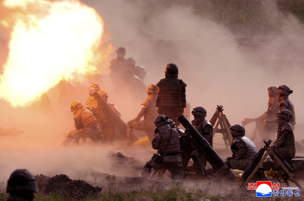 北韓軍隊8月12日進行射擊演習。路透社