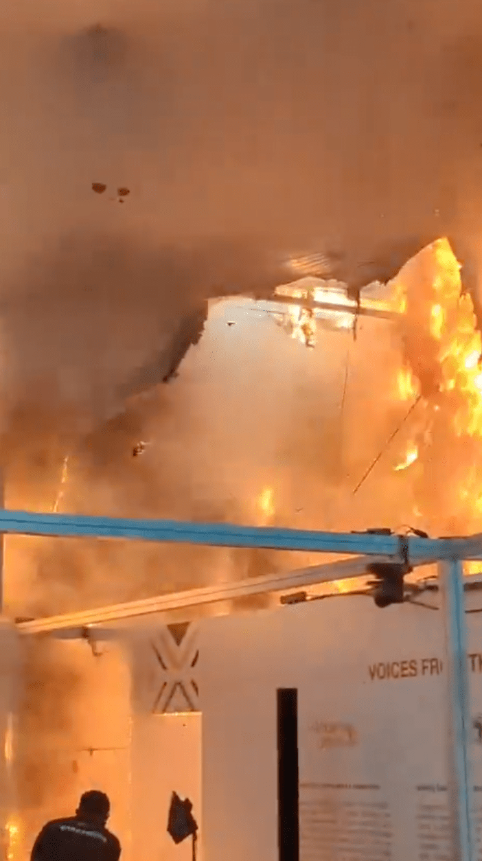 大會會場內一個展館突然起火，濃煙迅速瀰漫走廊，火光熊熊，與會代表及訪客驚慌失措。X@Metropoles