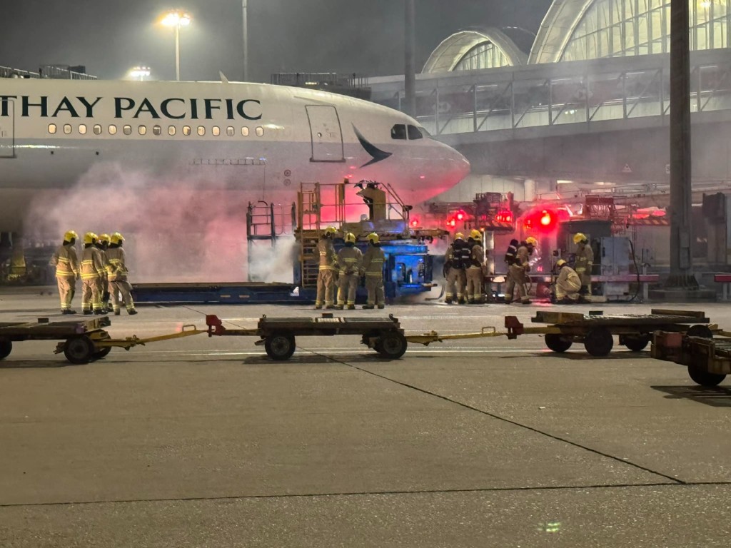 機場有升降台冒煙。（Facebook「香港機場實況討論區」圖片）