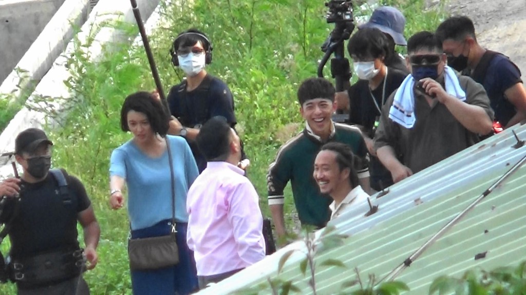 相處愉快開工僅兩日,從Edan笑容可見,同前輩梁詠琪及鄭中基相處好融洽。