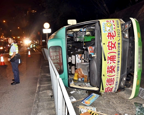 小巴橫臥路上。
