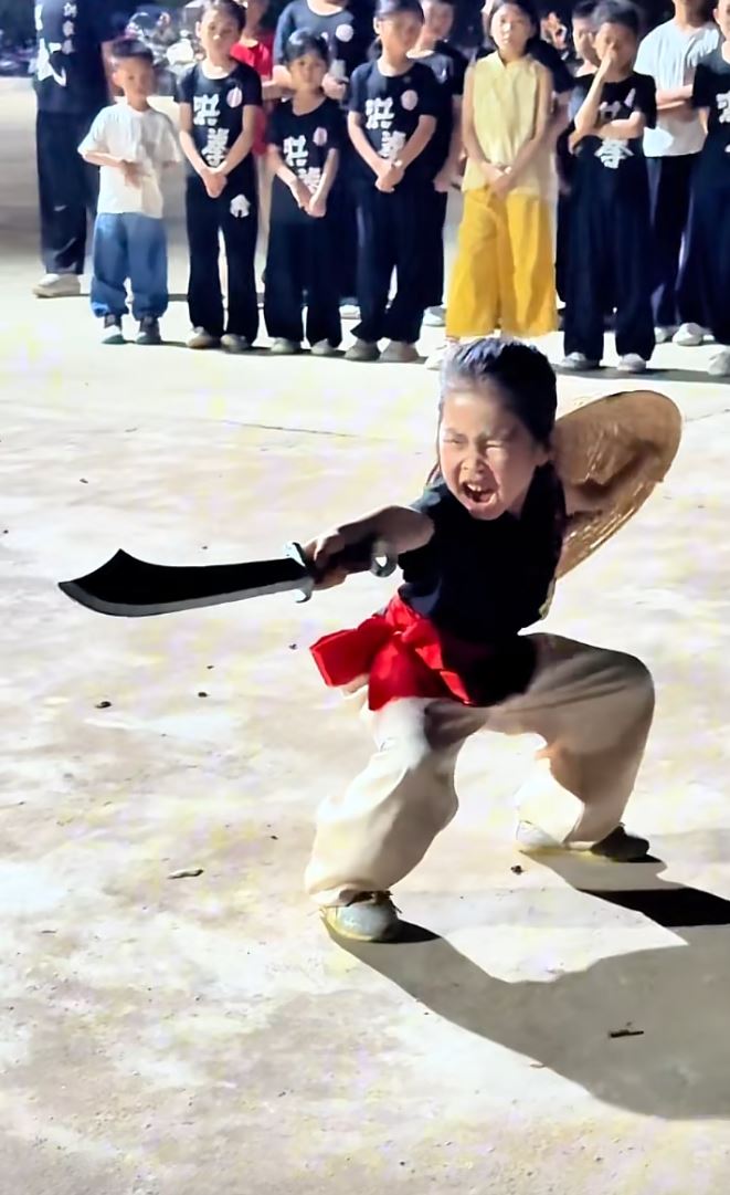 5岁的黄子君3岁时已开始刻苦练武，努力传承茂名洪拳。抖音