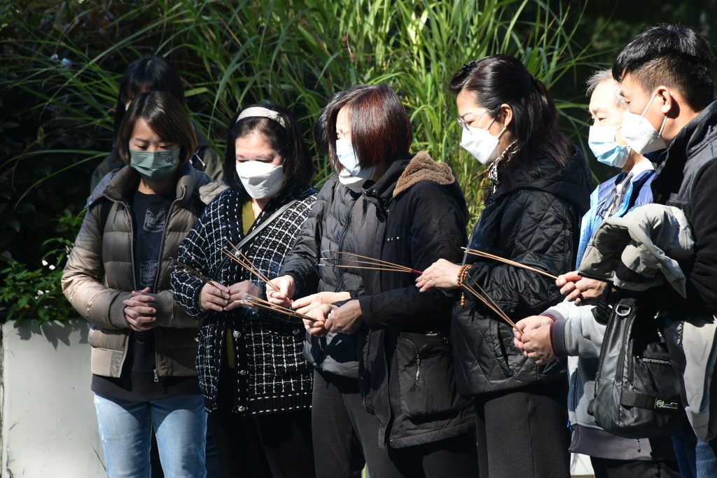 死者亲友表现哀伤。（梁国峰摄）