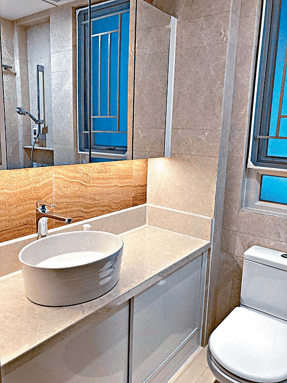 浴室簡潔亮麗，淺色瓷磚使一室明亮。