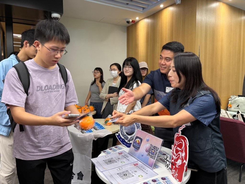 人員邀請準學子下載警方防騙視伏App和加入西九龍防罪辦的防騙微信群。警方提供 人員邀請準學子下載警方防騙視伏App和加入西九龍防罪辦的防騙微信群。警方提供