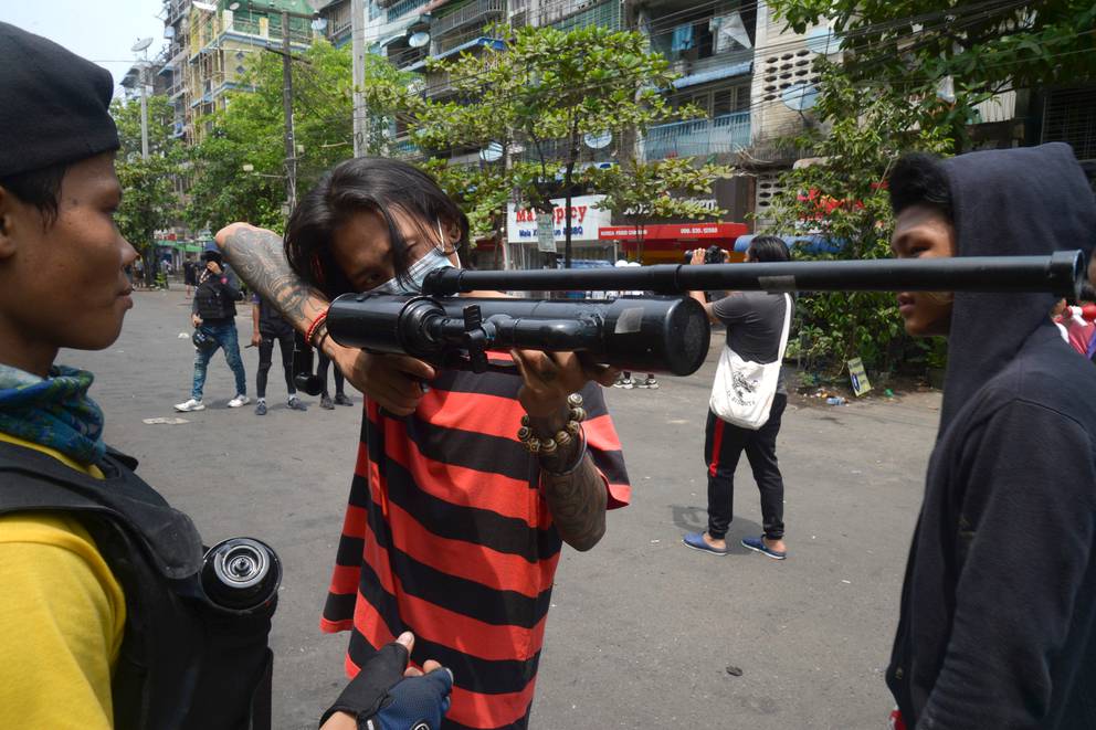 2021年緬甸政變後不久，民眾以自製水管空氣槍對抗政府軍。 資料圖片 