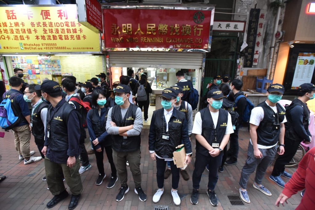 海關將二人押至深水埗找換店進行調查。