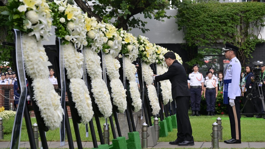 特區政府在中環大會堂紀念花園舉行中國人民抗日戰爭勝利紀念日儀式。政府新聞處圖片