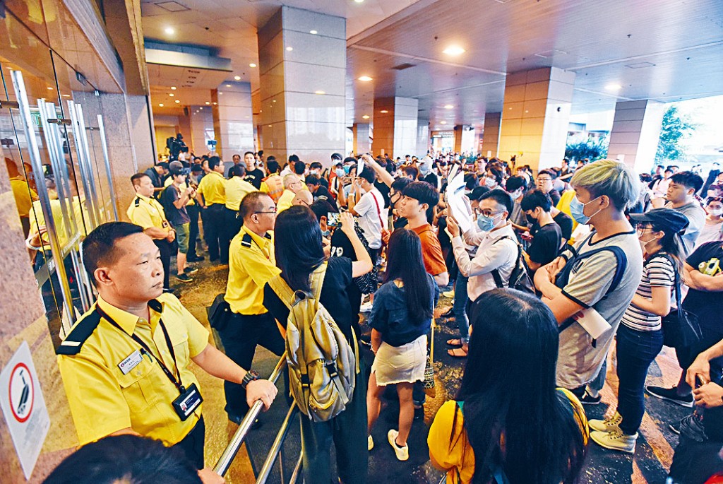 百名示威者在九龍灣港鐵總部大樓抗議,職員架起鐵馬戒備。