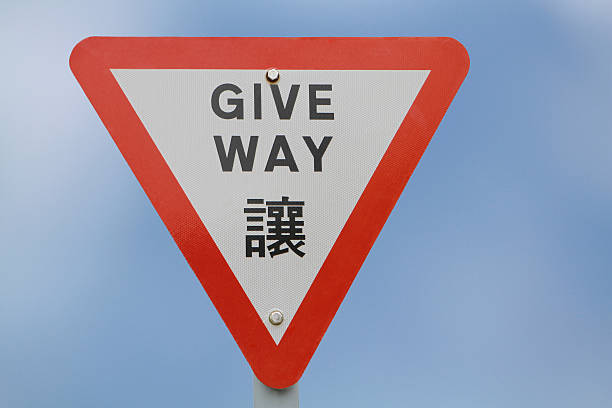 ■現時香港的交通標誌是基於英國《禾貝斯報告》的標準設計修改，然而兩地在圖案、顏色、標誌設計上有不少相異之處。