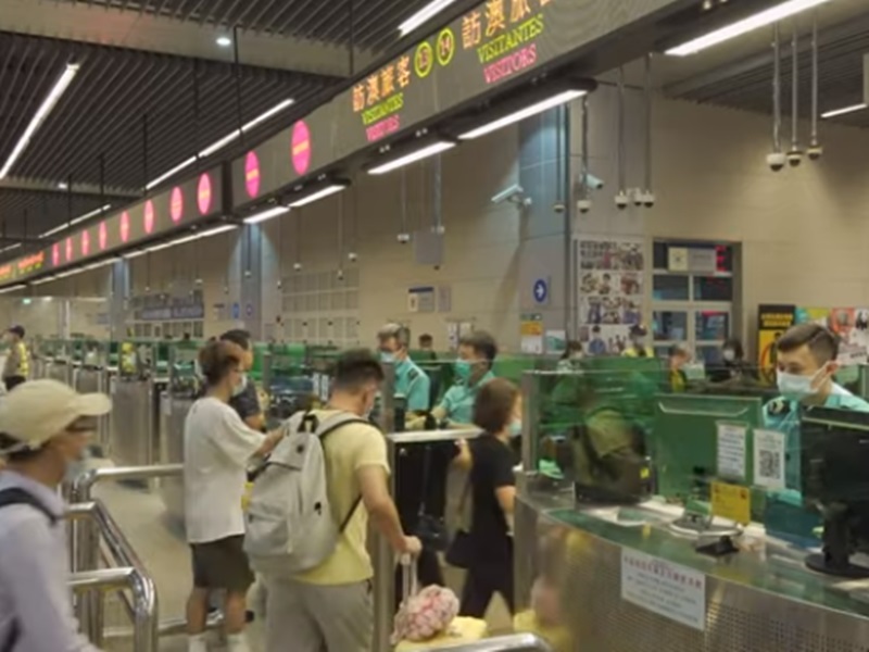 大批旅客經關閘入境。澳門新聞局影片截圖
