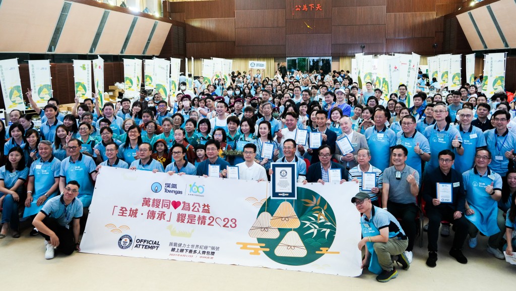 香港和內地逾千人參與「萬糉同心為公益」活動 ,打破線上線下最多人包糉世界紀錄。吳艷玲攝