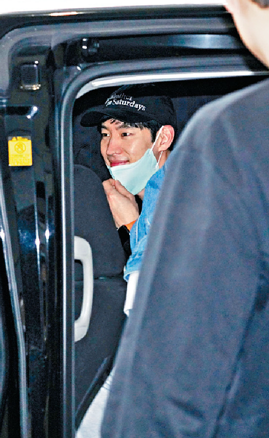 ■上車後,李帝勳再拉下口罩讓粉絲拍照。 ■上車後,李帝勳再拉下口罩讓粉絲拍照。