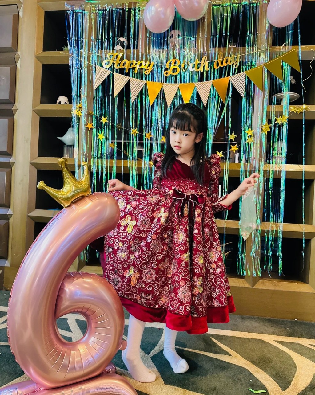 壽星女「小飯團」穿上紅色宮廷風公主裙,活脫脫是個古典小公主。 壽星女「小飯團」穿上紅色宮廷風公主裙,活脫脫是個古典小公主。