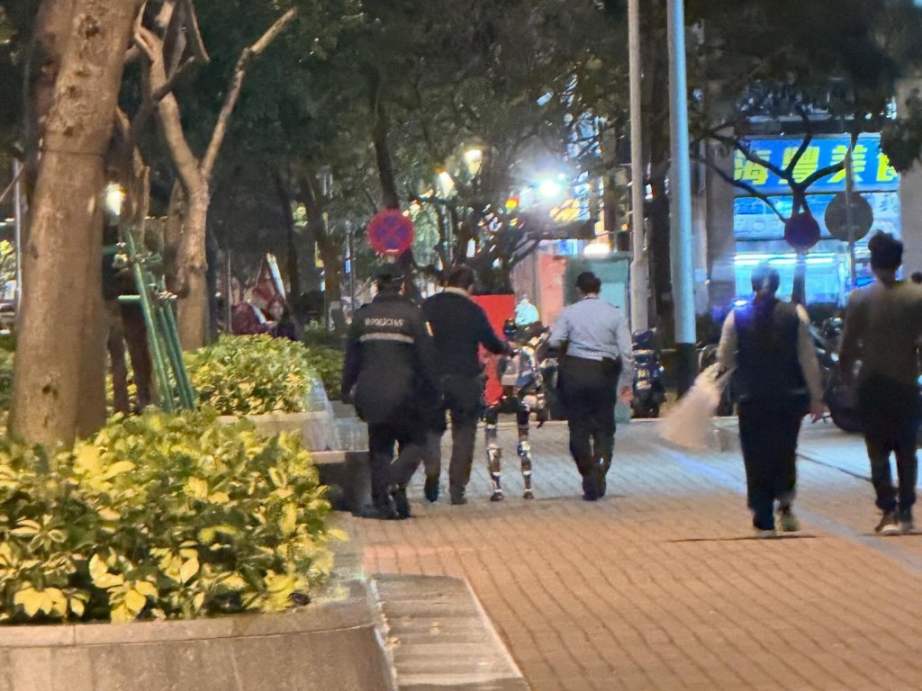 當地治安警到場,將操控者及機械人帶離現場。Threads:boxof_chocolate 當地治安警到場,將操控者及機械人帶離現場。Threads:boxof_chocolate