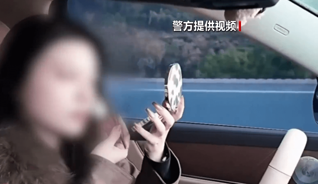 女司机开辅助驾驶高速上化妆、吃东西、舞动。