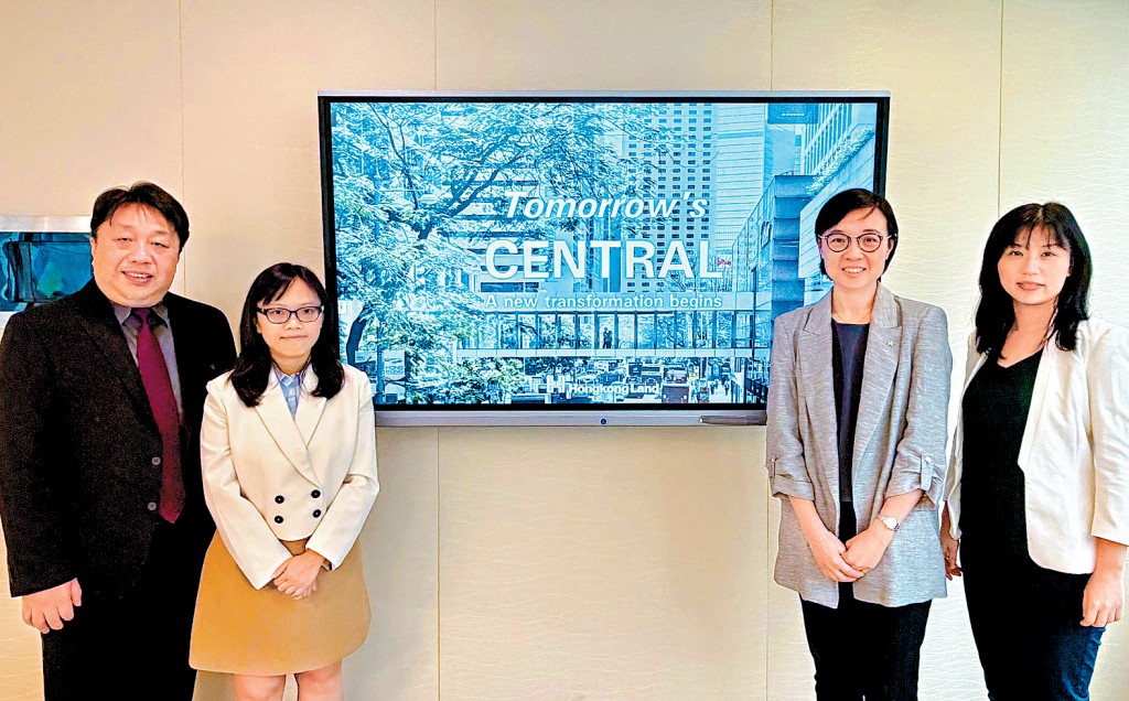 金門建築集團助理技術經理朱家欣（左二）指，雖然CarbonCure的技術已滲透各國多年，但在香港應用屬首次。