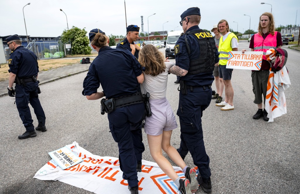 瑞典警方清场将环保少女通贝里强行带走。路透社
